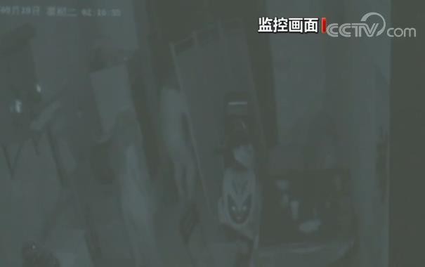 男子强闯足疗店被刺死 无限防卫权，正当防卫成为庭审辩论的焦点